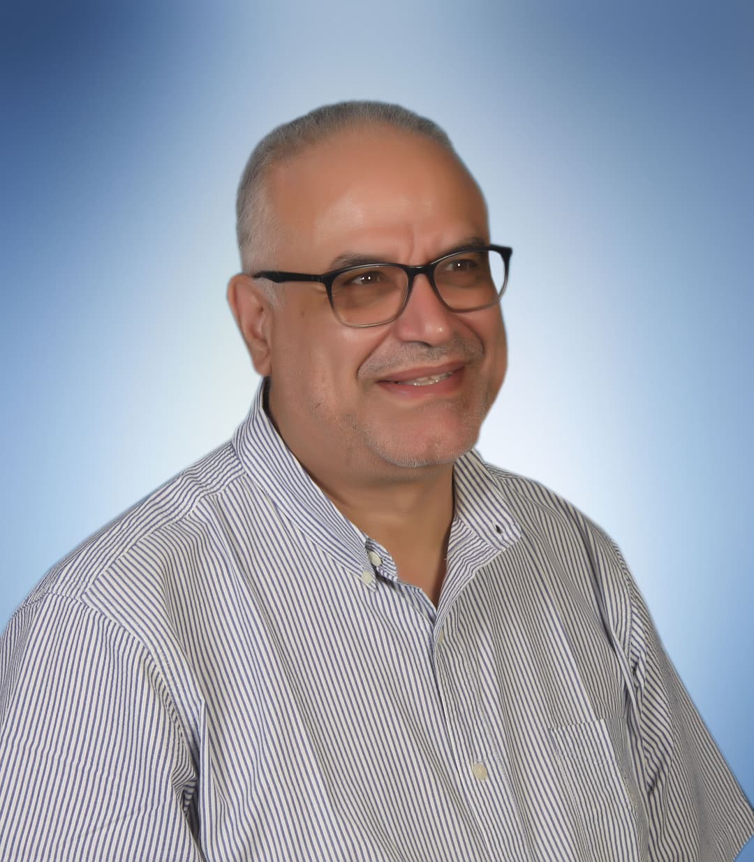 خبير المناصرة، حاصل على ماجستير في سيكولوجية المؤسسات (Organizational Psychology) من جامعة كولومبيا في الولايات المتحدة ودرّس في عدد من الجامعات منها جامعة جونز هوبكنز والجامعة الأمريكية في واشنطن. كذلك لديه خبرة طويلة في العمل في العديد من مؤسسات المجتمع المدني.