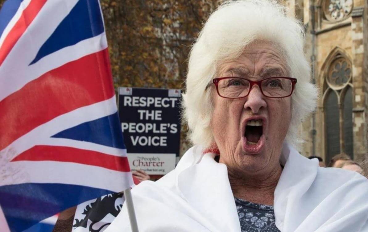 مواطنة بريطانية تطالب بالتنفيذ السريع لنتيجة استفتاء يونيو 2016 التي جاءت مؤيدة لخروج بريطانيا من الإتحاد الأوروبي. مصدر الصورة: keystone.