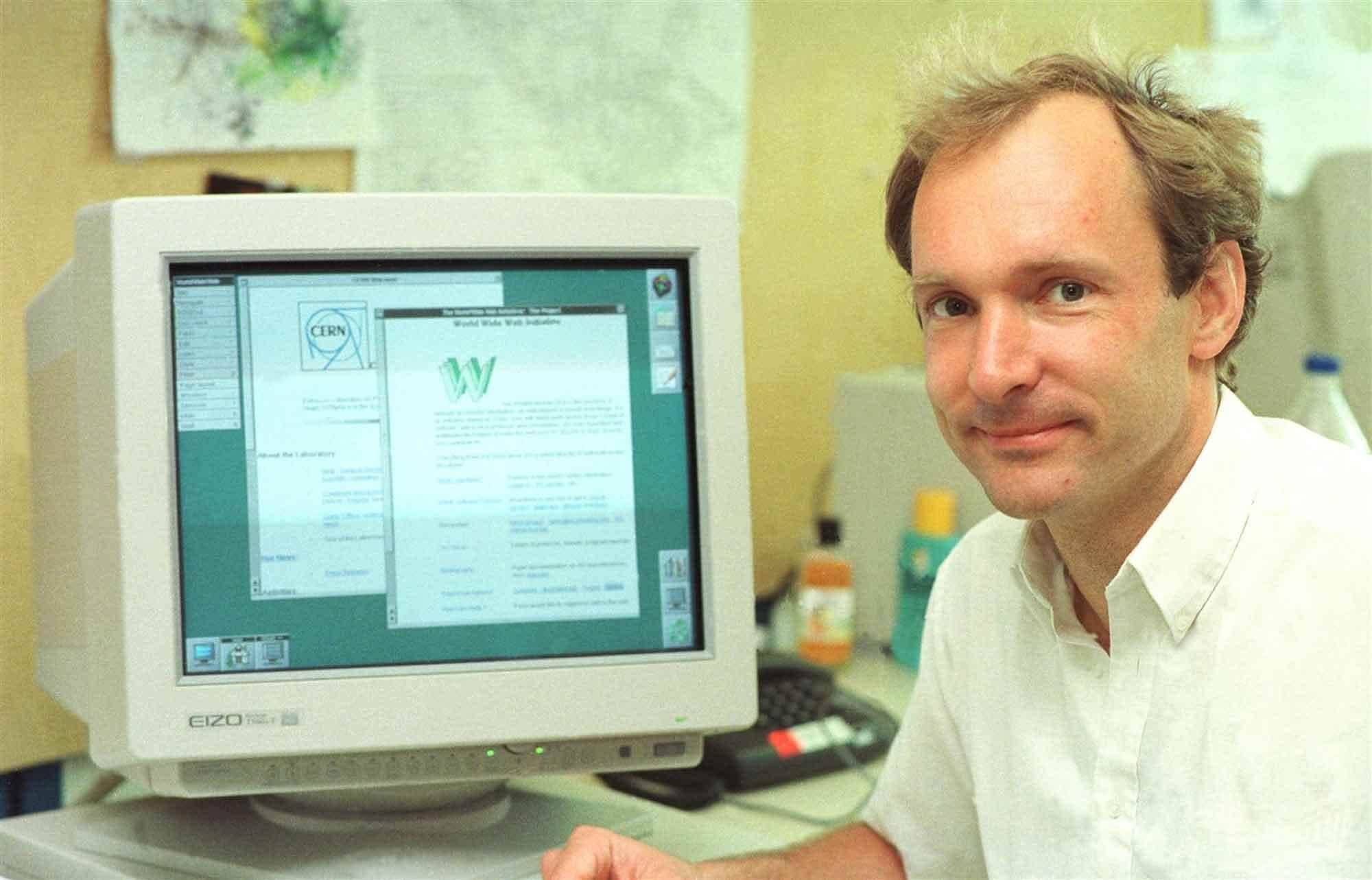 السير تيم بيرنيرز لي مع أول نموذج لشبكة الويب العالمية