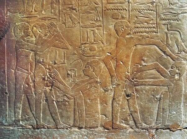 مشهد يصور ختان الذكور فى مصر القديمة من مقبرة الطبيب «عنخ – ماحور» فى منطقة سقارة
